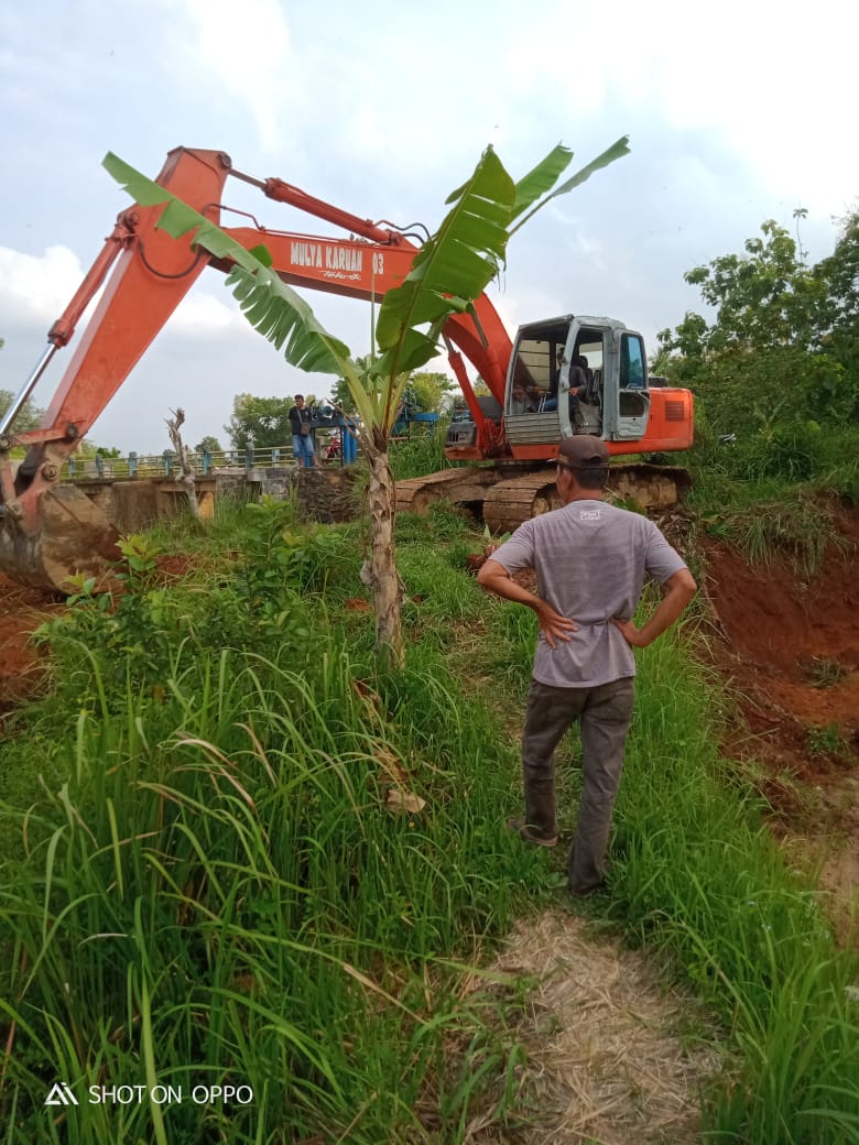 Pengerukan Lumpur di sepanjang Saluran Irigasi Kampung Sri Purnomo